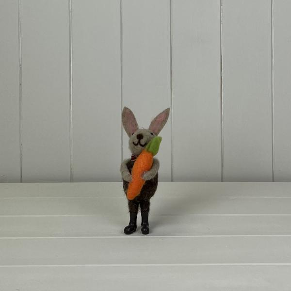 Rabbit Holding A Carrott 6X6X17cm Weight-24G
